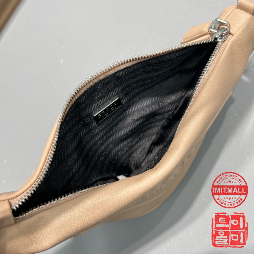 prada_xxxxx_big_00010.jpg