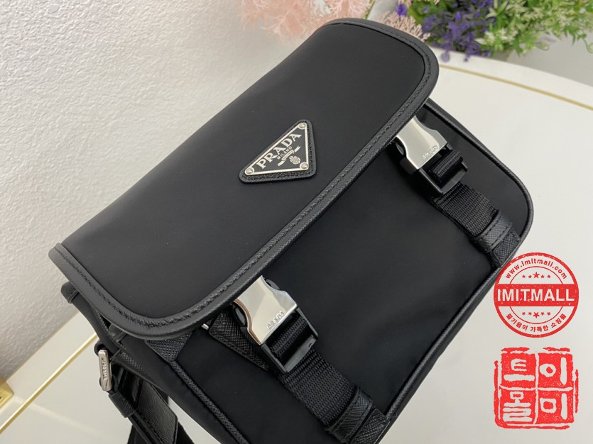 prada_xxxxx_big_00002.jpg