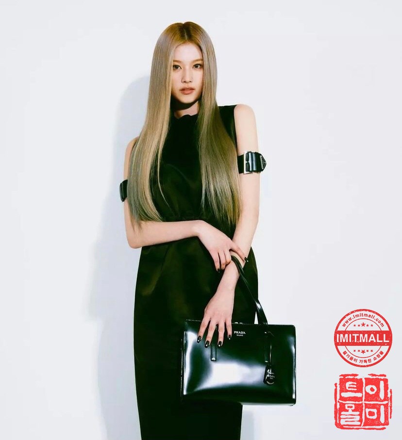 prada_xxxxx_big_00011.jpg