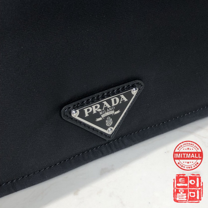 prada_xxxxx_big_00005.jpg