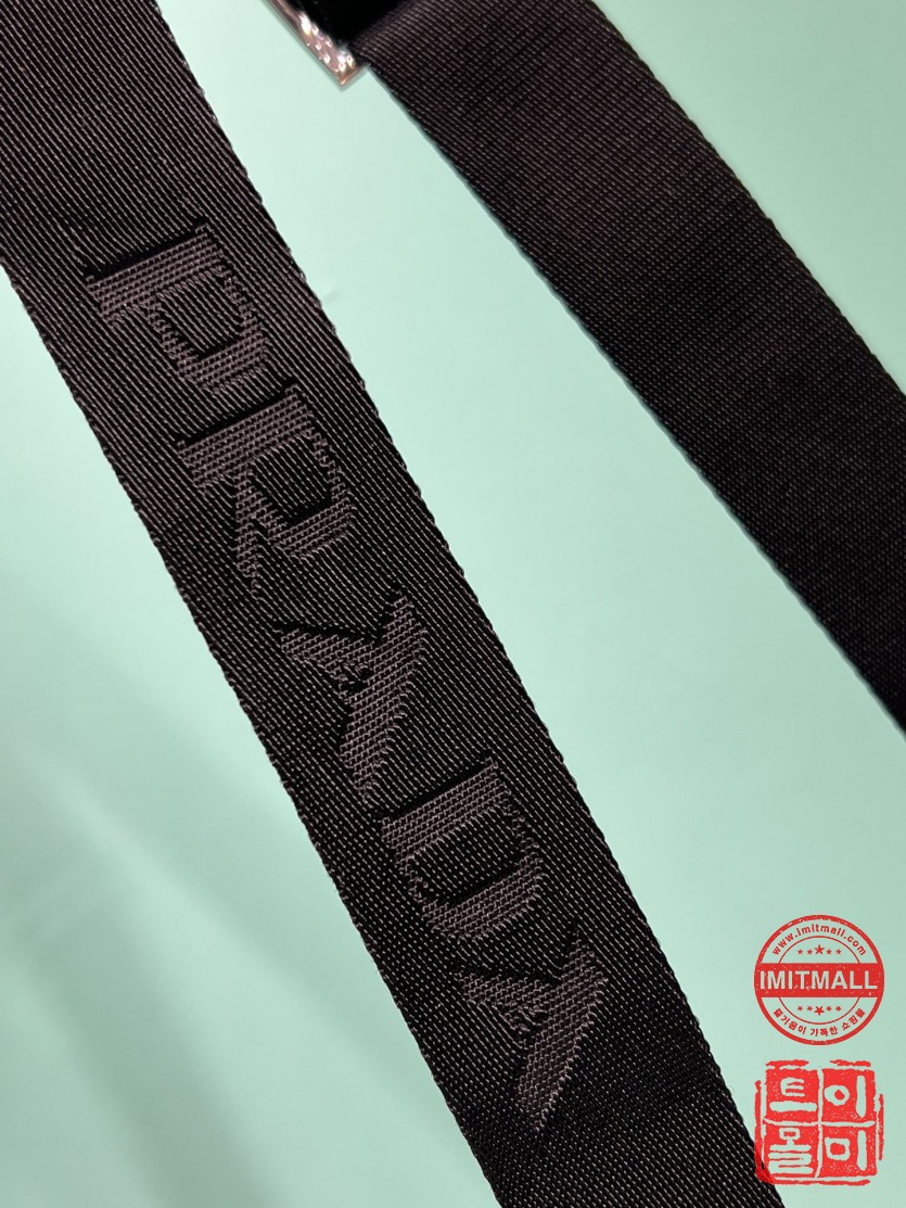 prada_xxxxx_big_00011.jpg