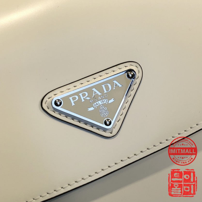 prada_xxxxx_big_00005.jpg