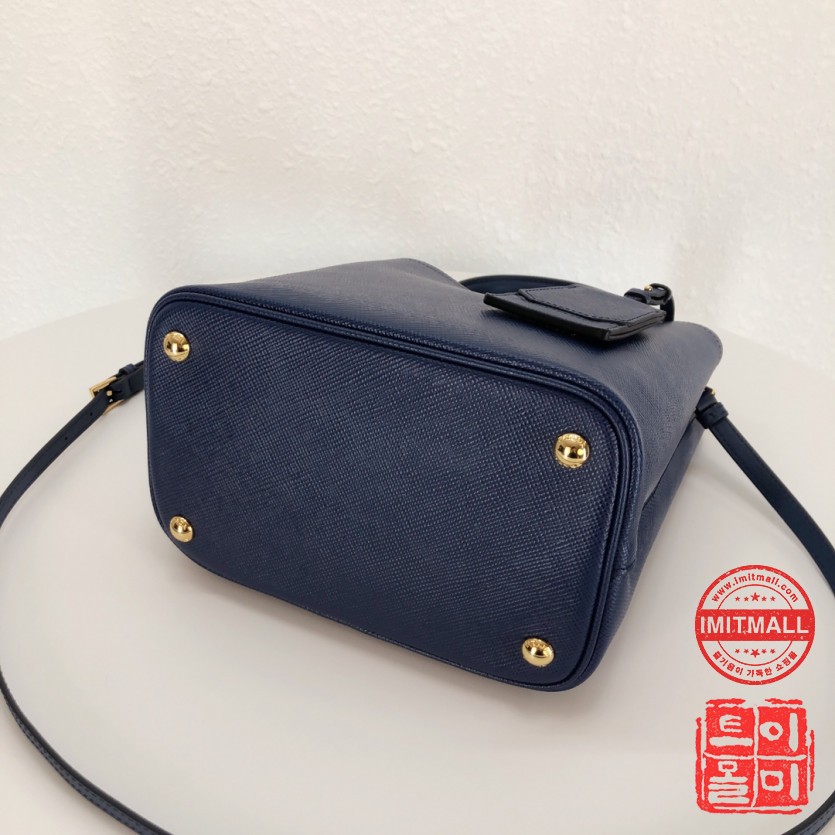 prada_xxxxx_big_00004.jpg