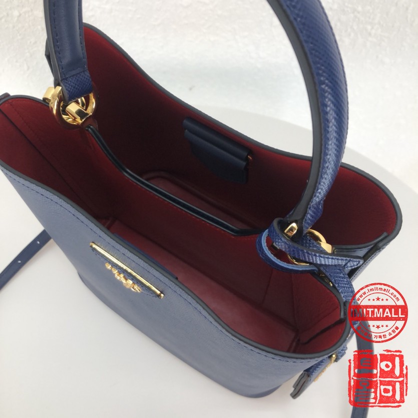 prada_xxxxx_big_00009.jpg