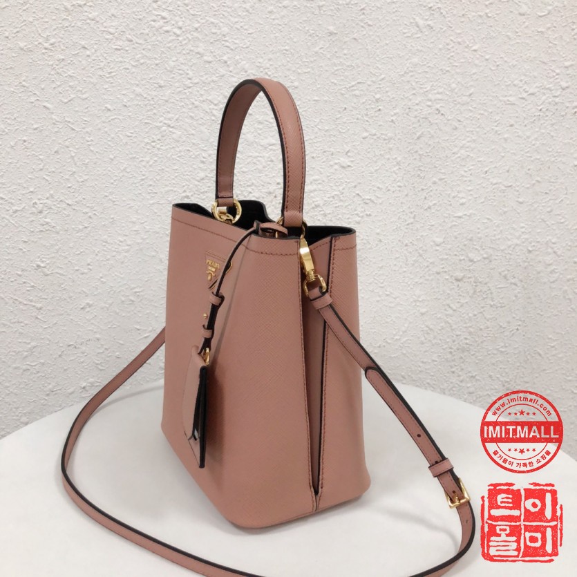 prada_xxxxx_big_00002.jpg