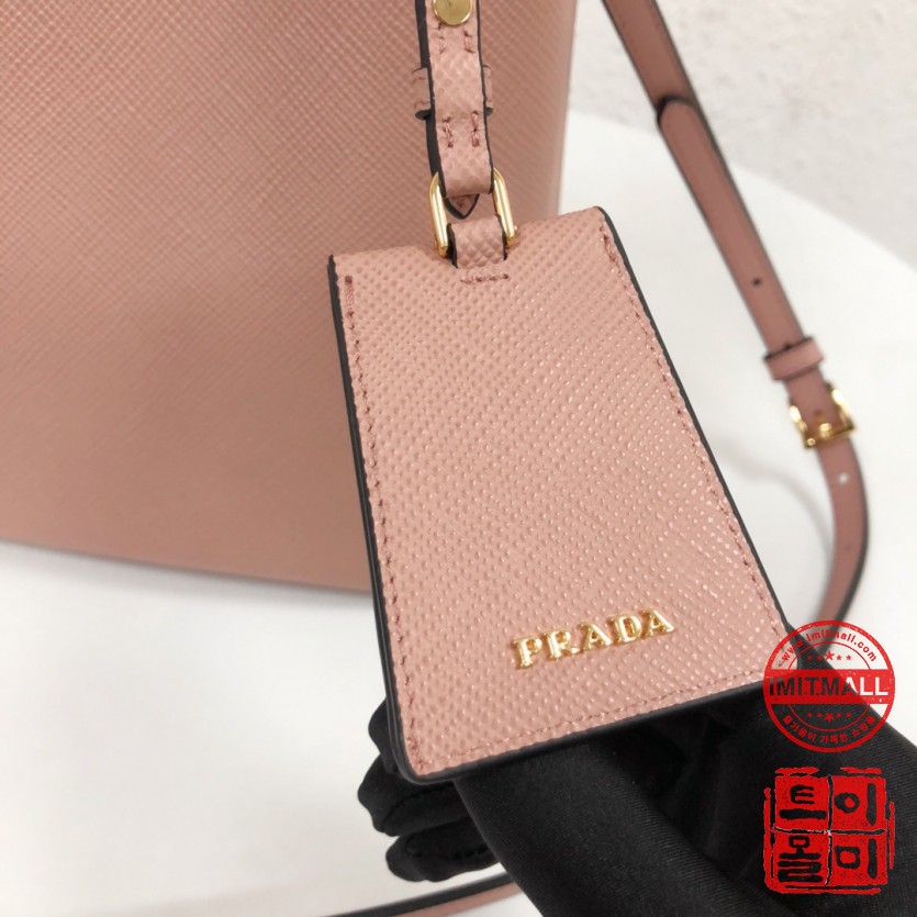 prada_xxxxx_big_00007.jpg