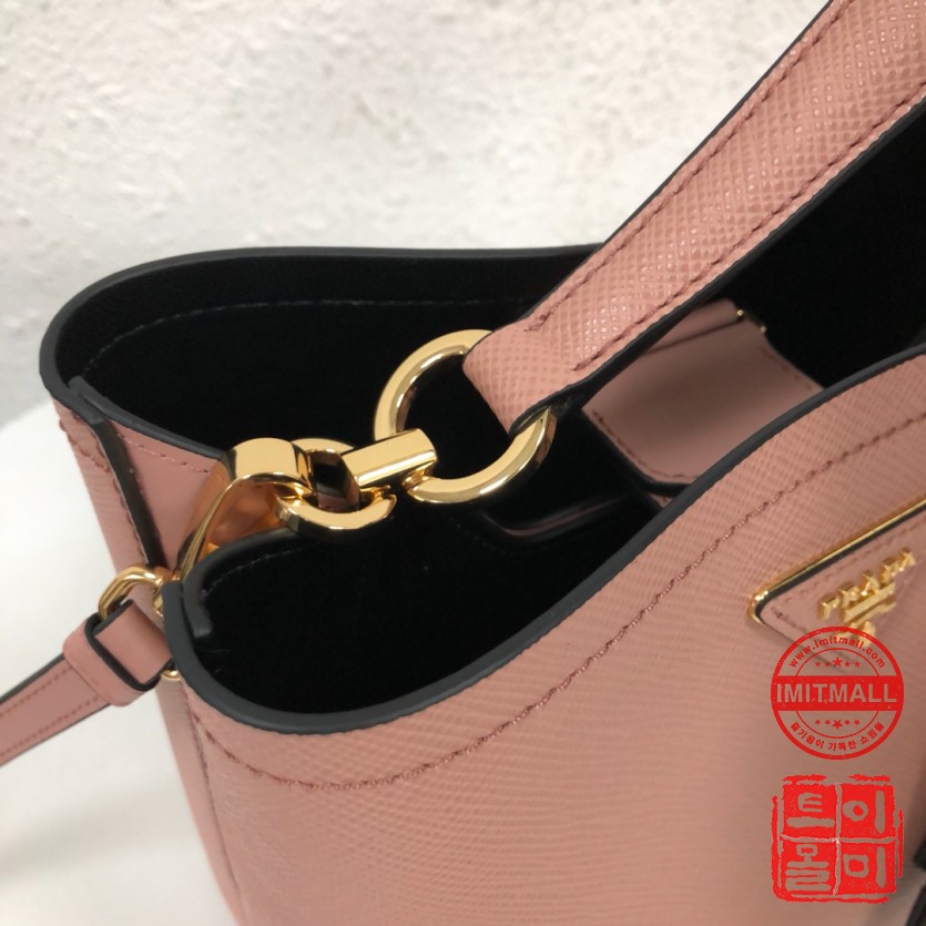 prada_xxxxx_big_00008.jpg