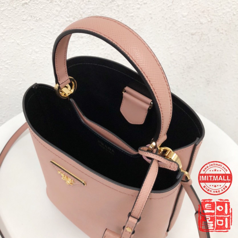prada_xxxxx_big_00009.jpg