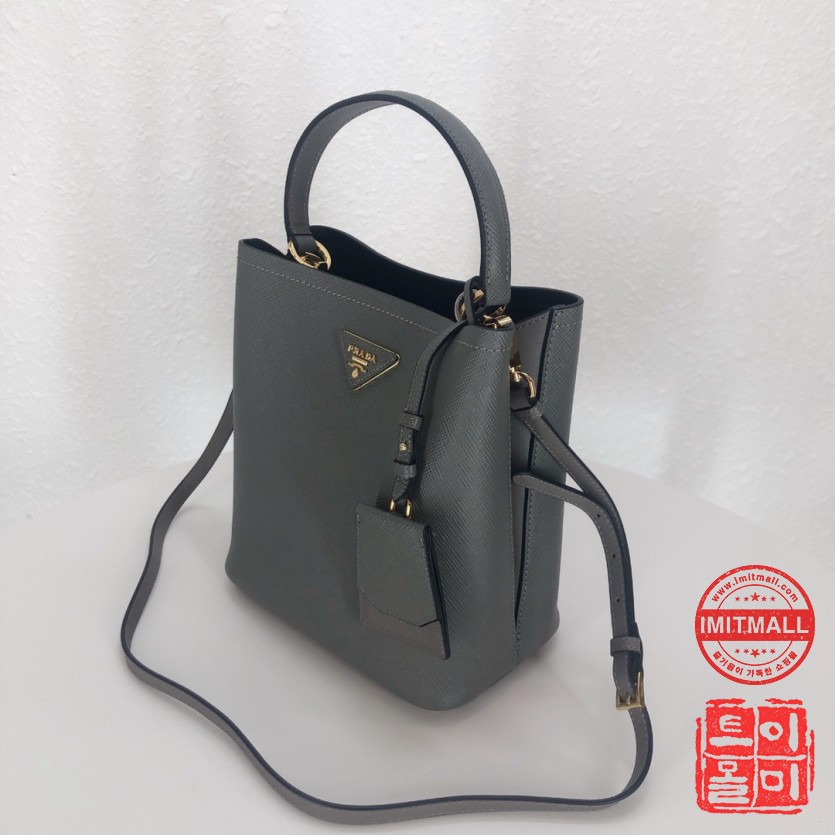 prada_xxxxx_big_00002.jpg