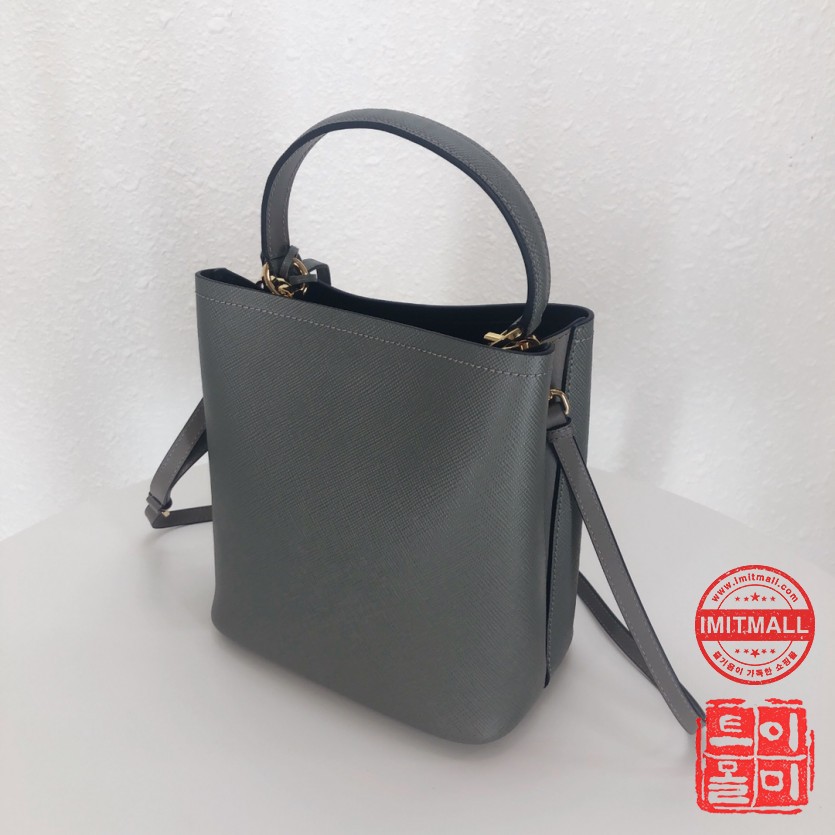 prada_xxxxx_big_00003.jpg