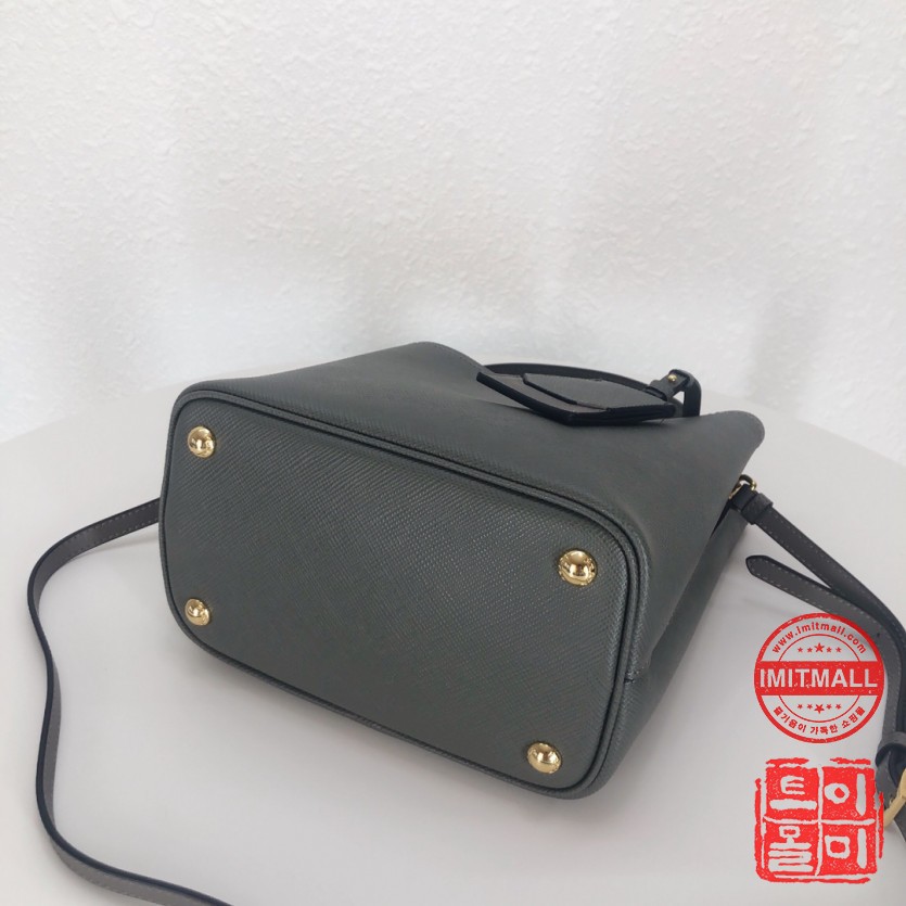 prada_xxxxx_big_00004.jpg