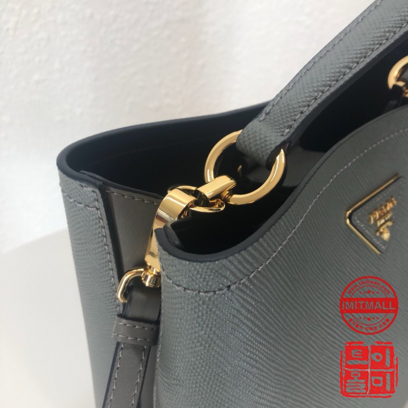prada_xxxxx_big_00007.jpg