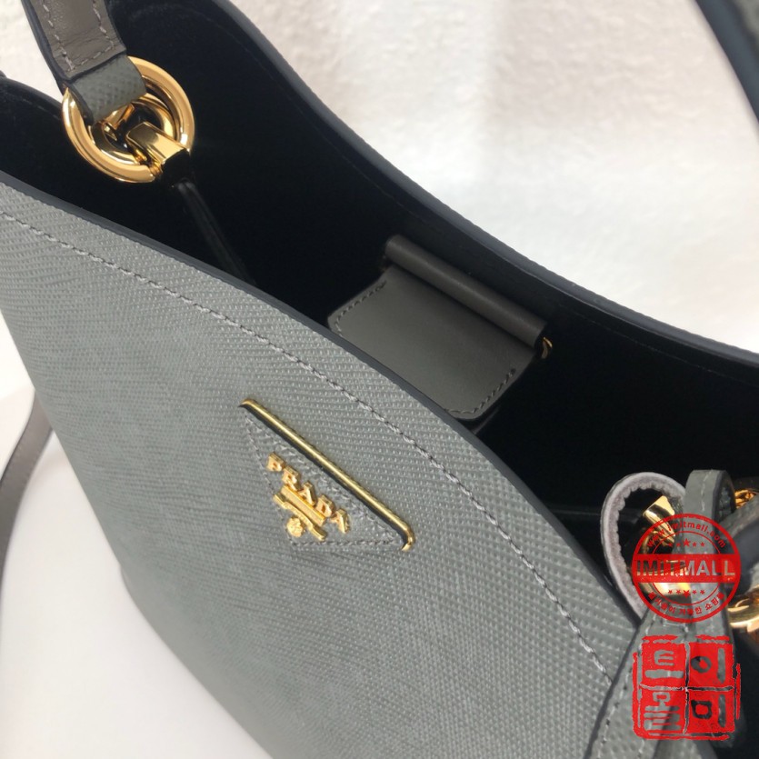 prada_xxxxx_big_00008.jpg