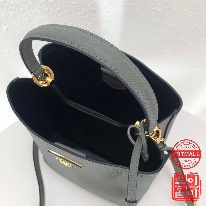 prada_xxxxx_big_00009.jpg