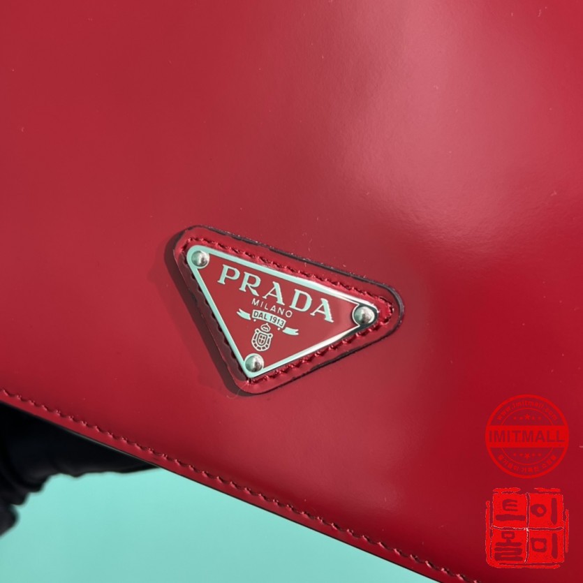 prada_xxxxx_big_00005.jpg