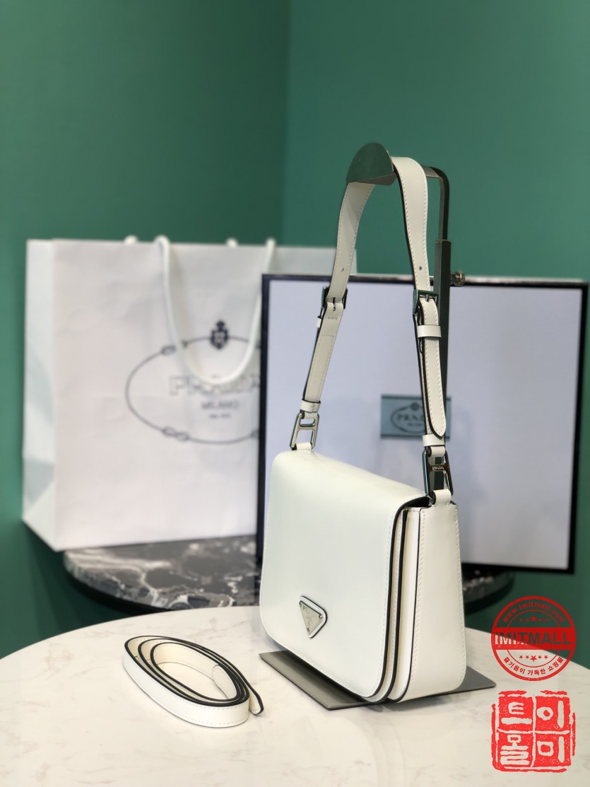 prada_xxxxx_big_00002.jpg