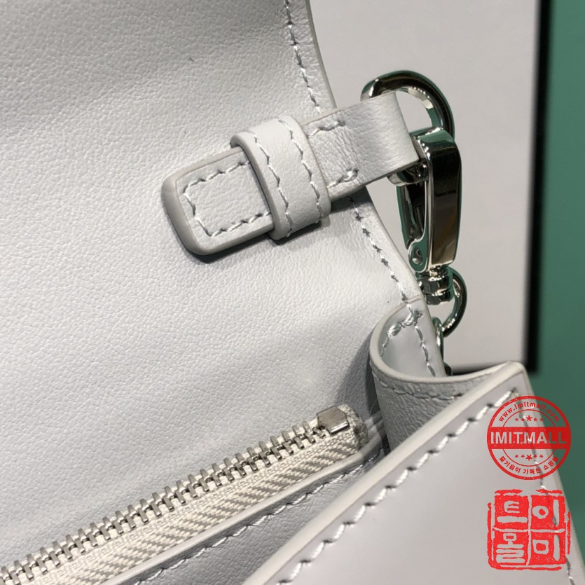 prada_xxxxx_big_00007.jpg
