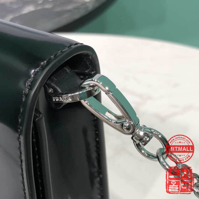 prada_xxxxx_big_00006.jpg