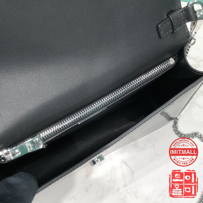 prada_xxxxx_big_00009.jpg