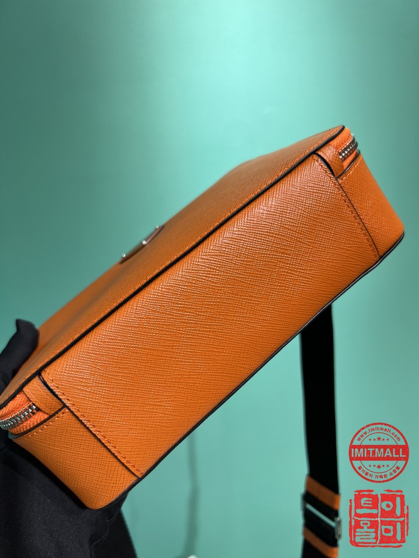 prada_xxxxx_big_00004.jpg