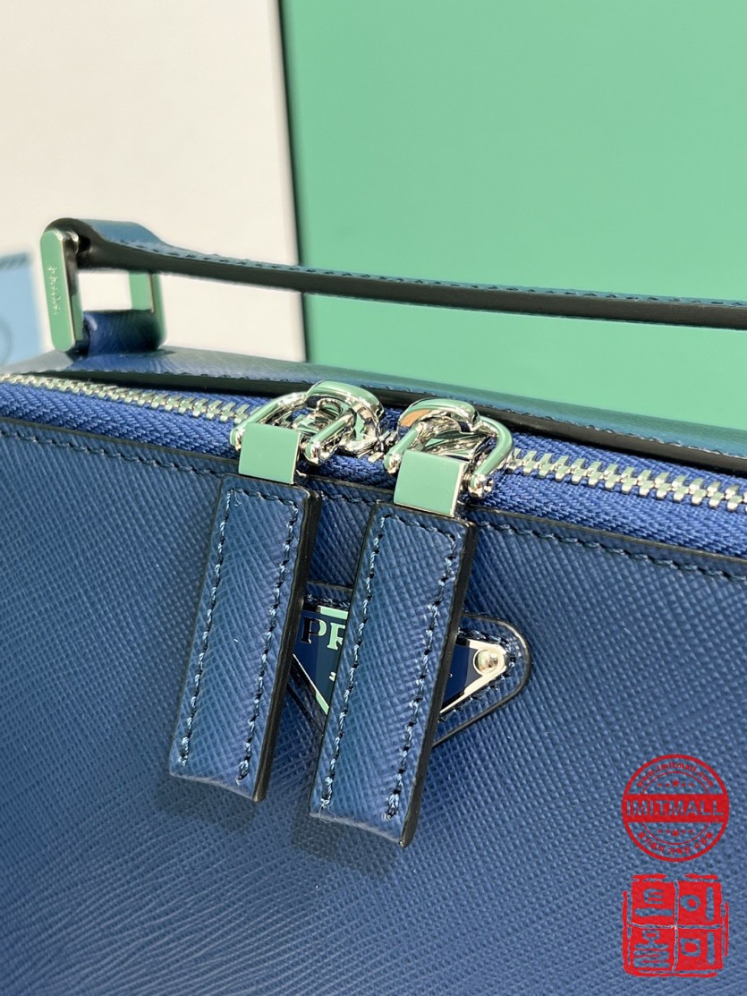 prada_xxxxx_big_00005.jpg