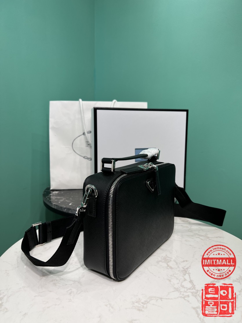 prada_xxxxx_big_00002.jpg