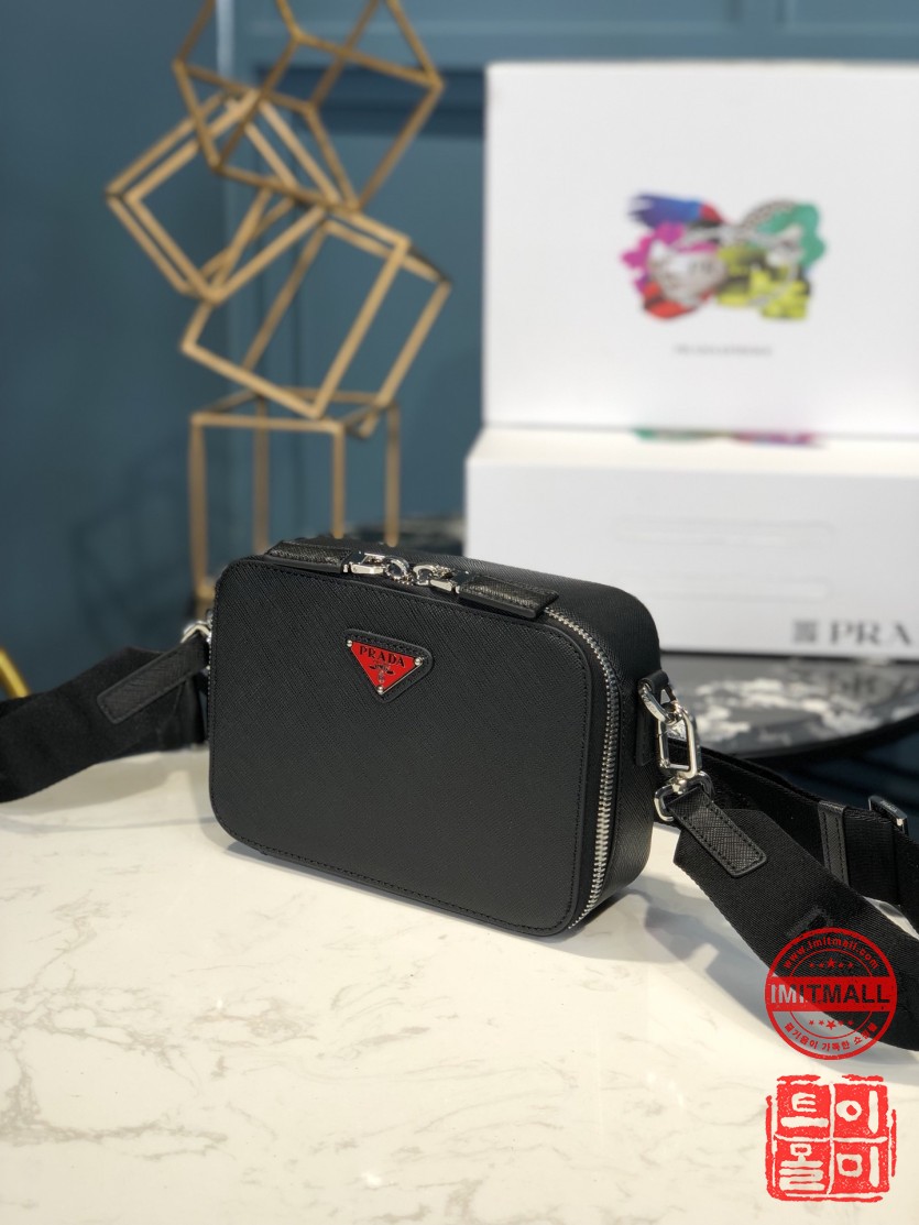 prada_xxxxx_big_00002.jpg