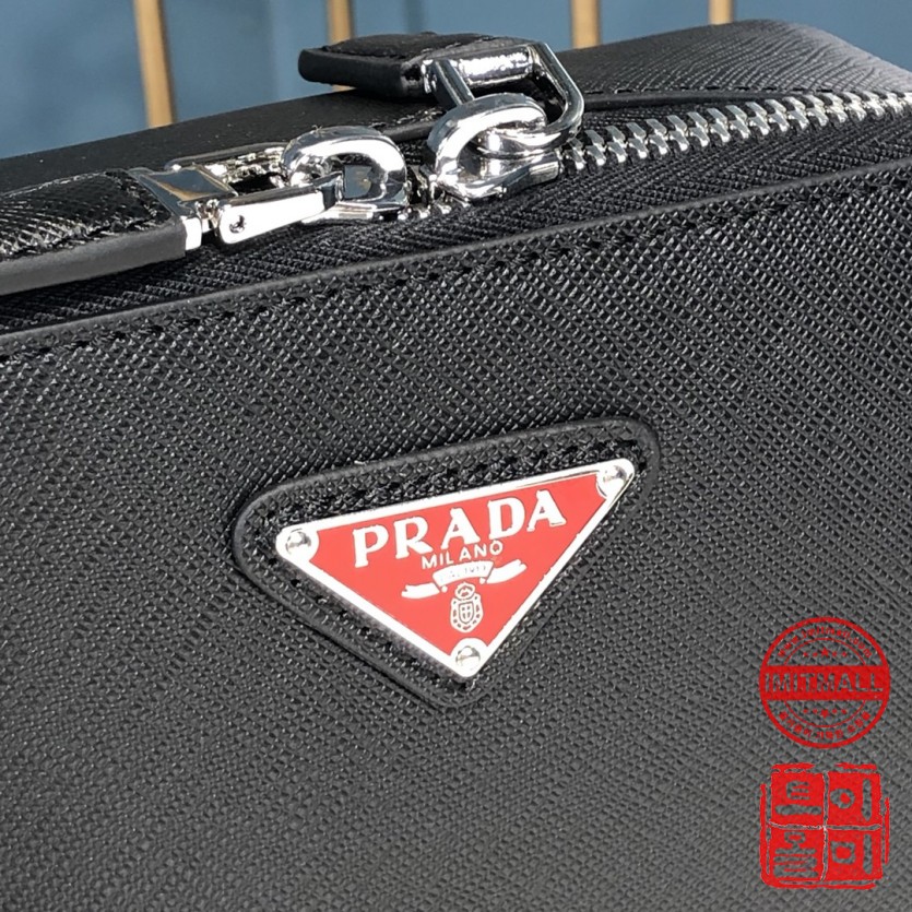 prada_xxxxx_big_00005.jpg