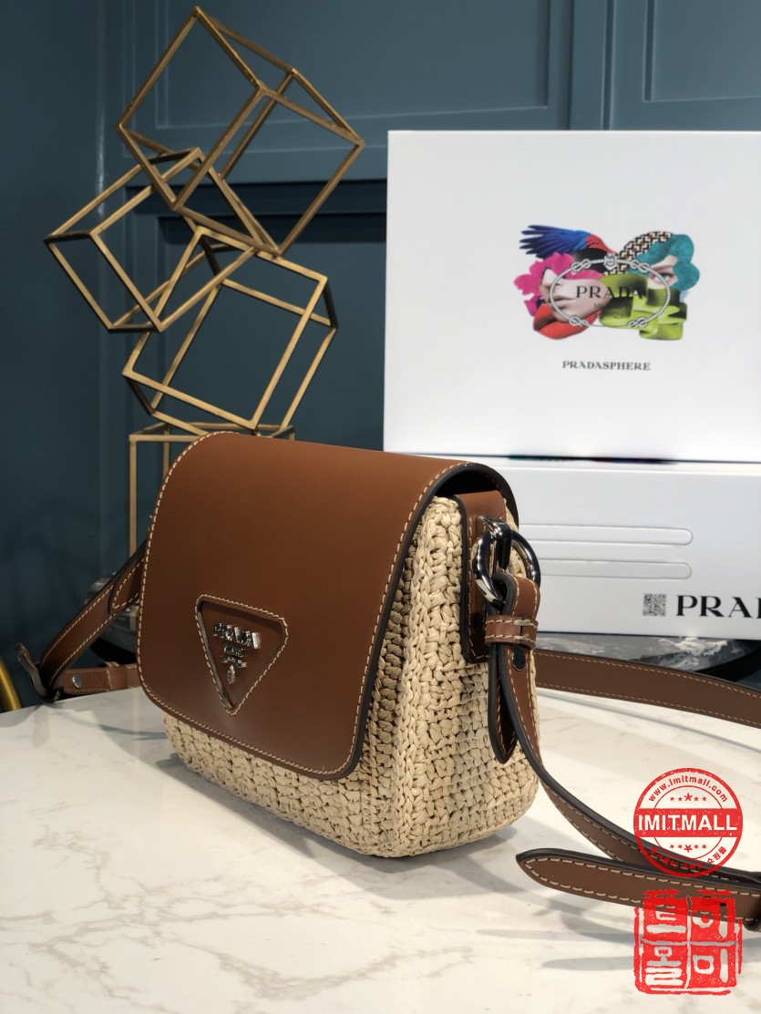 prada_xxxxx_big_00002.jpg