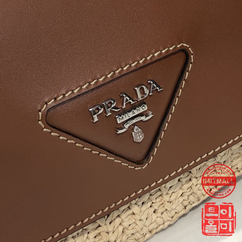 prada_xxxxx_big_00005.jpg
