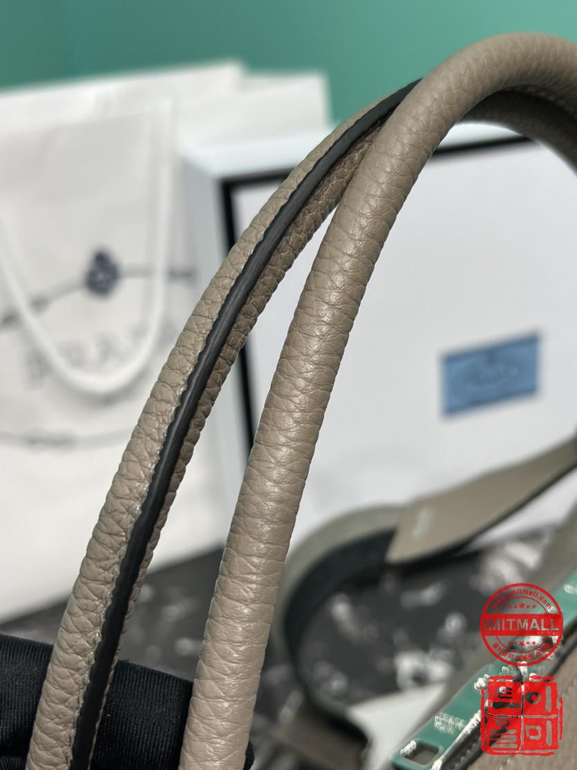 prada_xxxxx_big_00005.jpg