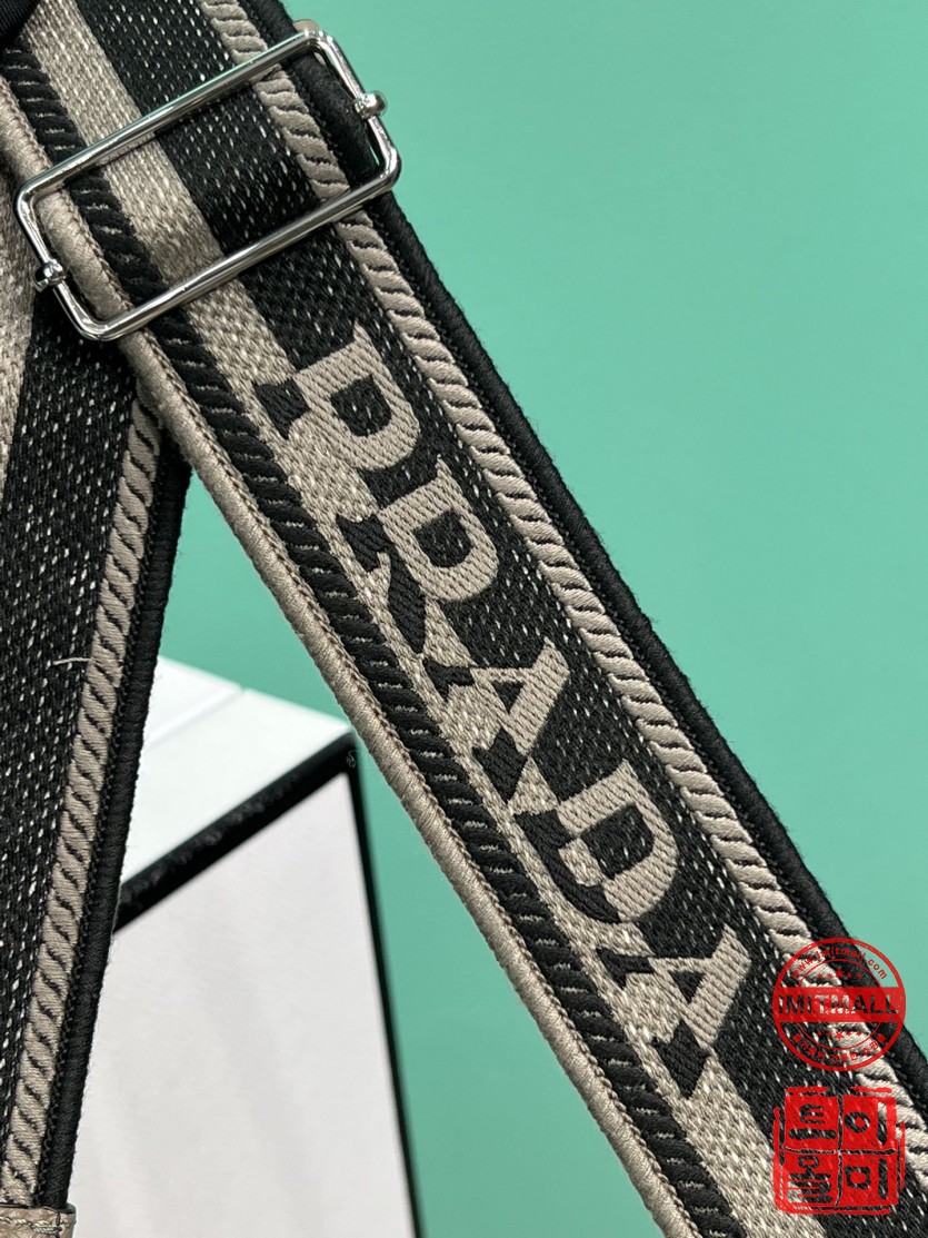 prada_xxxxx_big_00006.jpg