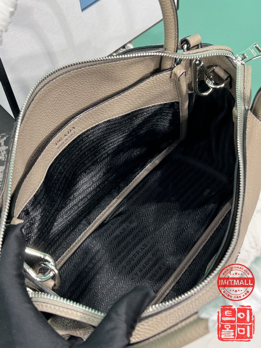 prada_xxxxx_big_00008.jpg