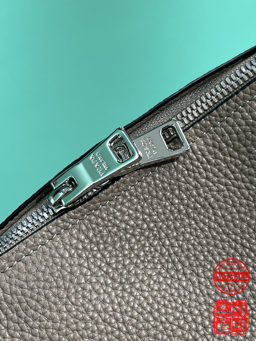 prada_xxxxx_big_00010.jpg
