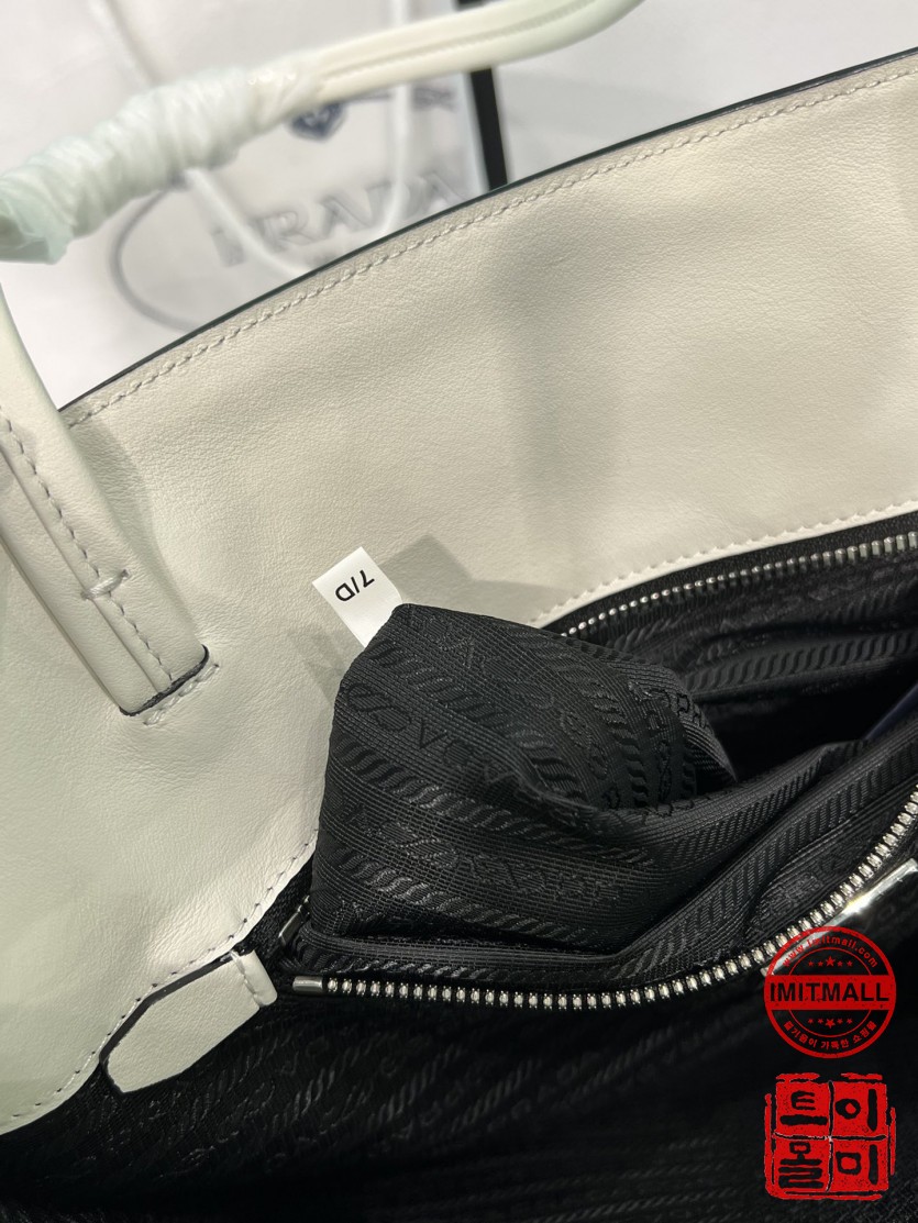 prada_xxxxx_big_00014.jpg