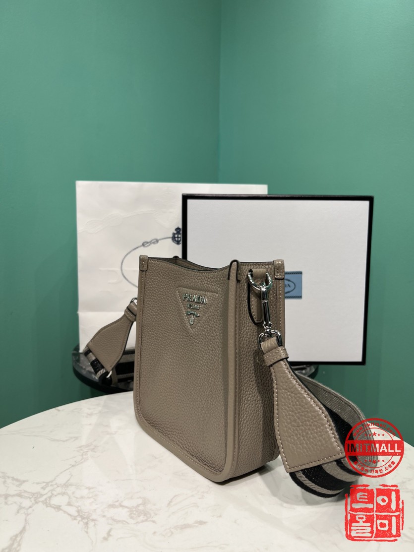 prada_xxxxx_big_00002.jpg