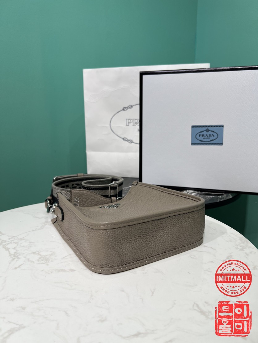 prada_xxxxx_big_00004.jpg