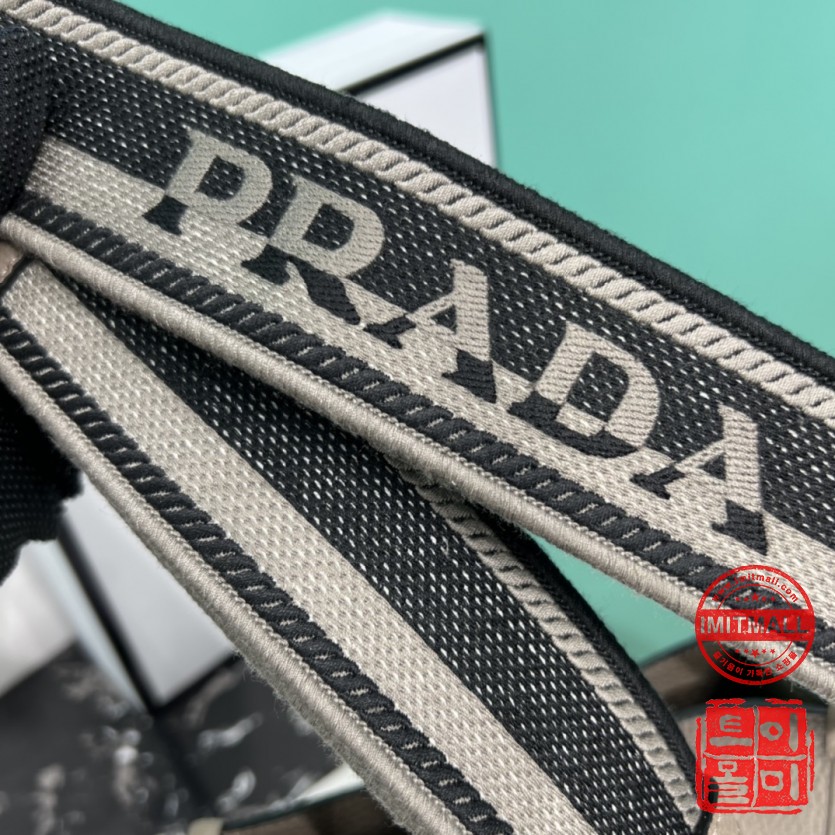 prada_xxxxx_big_00005.jpg