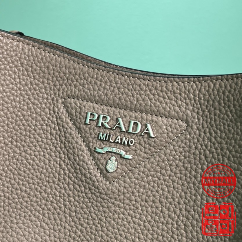 prada_xxxxx_big_00008.jpg