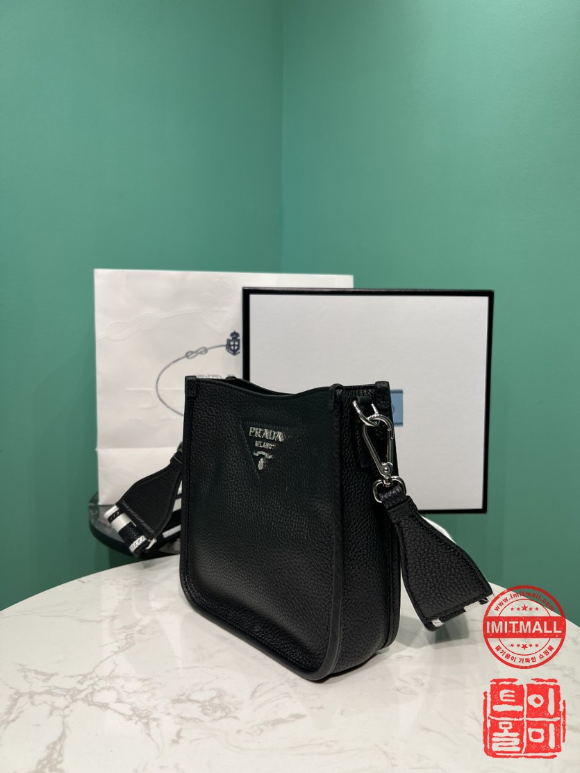 prada_xxxxx_big_00002.jpg