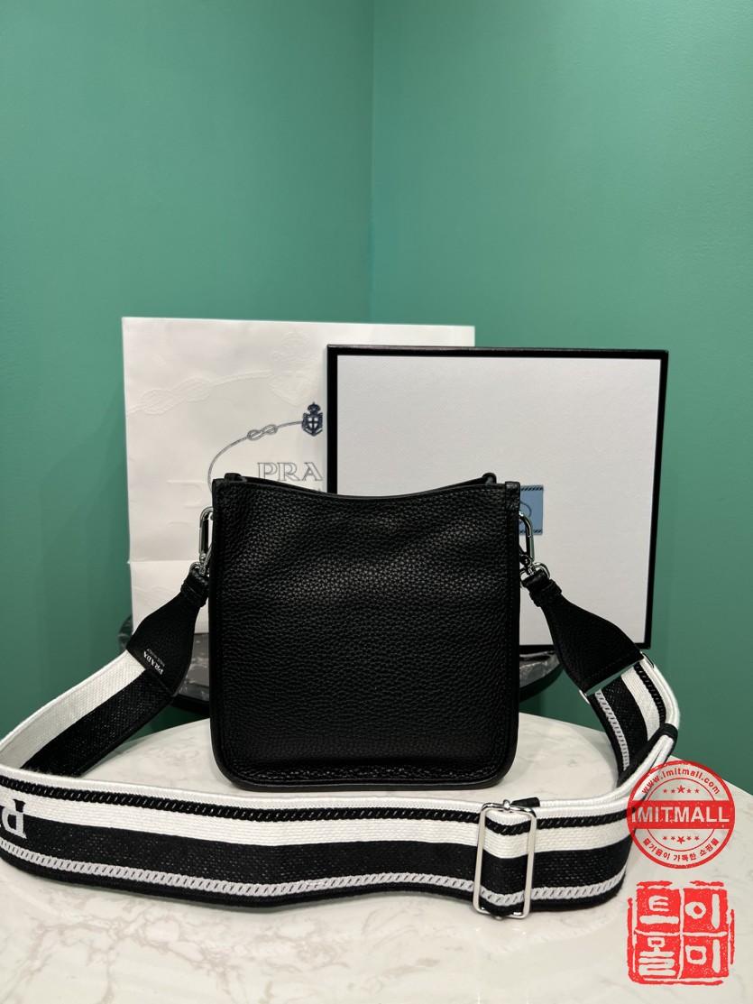 prada_xxxxx_big_00003.jpg