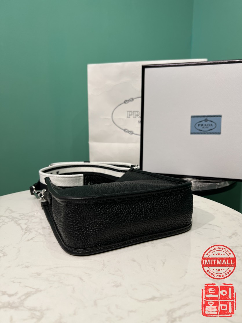 prada_xxxxx_big_00004.jpg