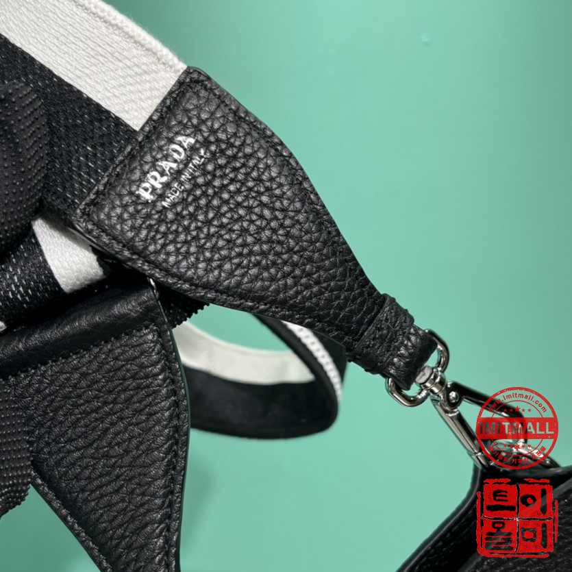 prada_xxxxx_big_00006.jpg