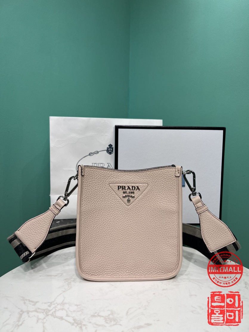prada_xxxxx_big_00001.jpg