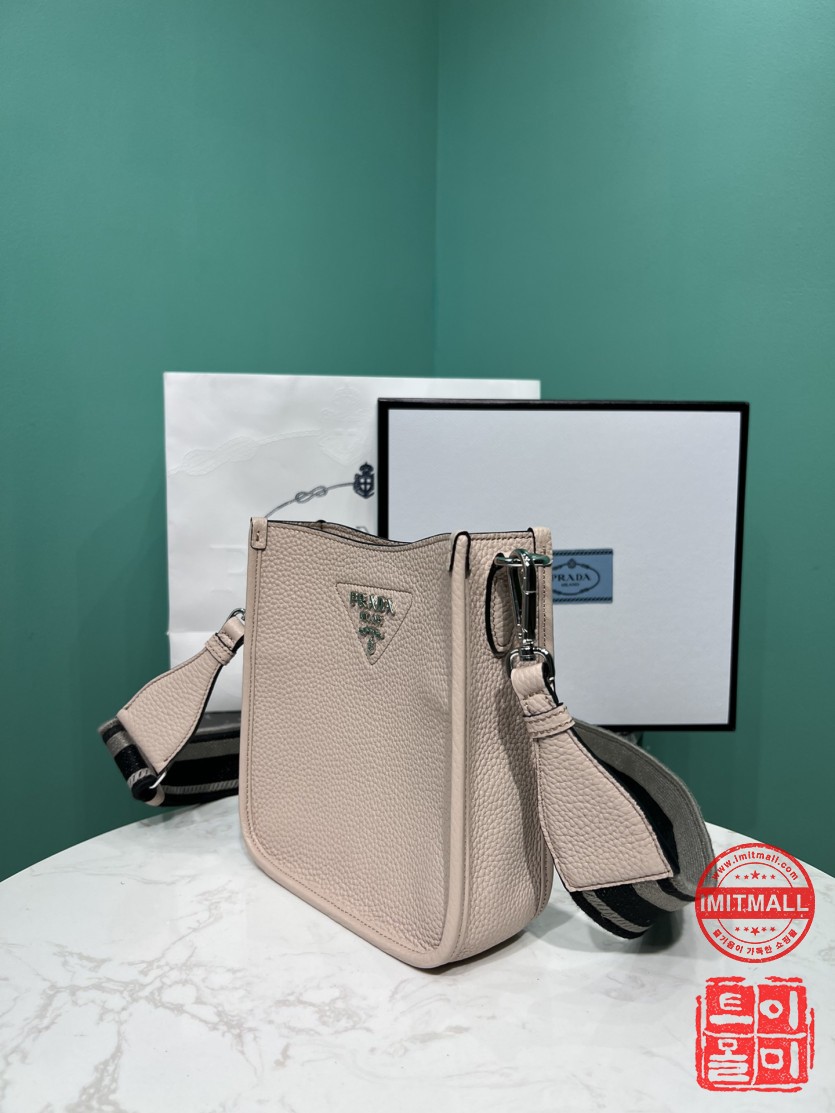 prada_xxxxx_big_00002.jpg