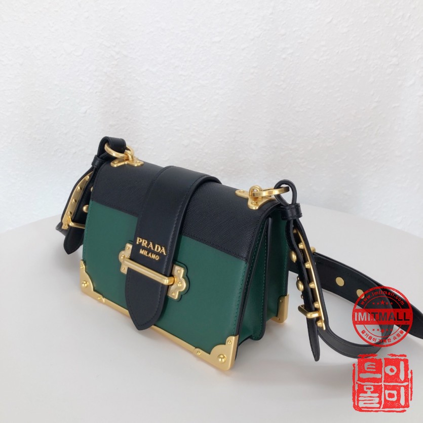 prada_xxxxx_big_00002.jpg