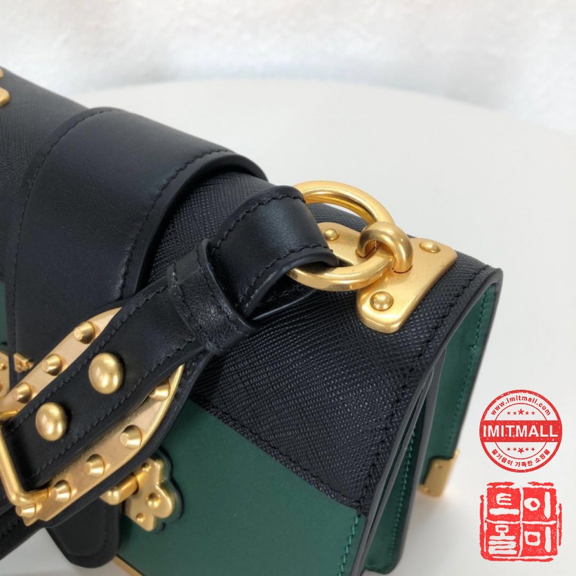 prada_xxxxx_big_00006.jpg