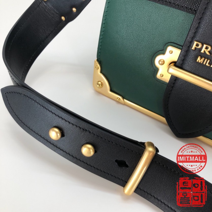 prada_xxxxx_big_00007.jpg