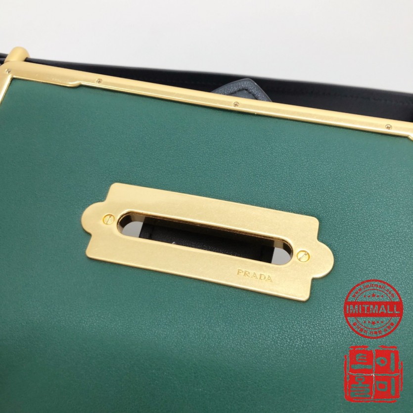 prada_xxxxx_big_00008.jpg