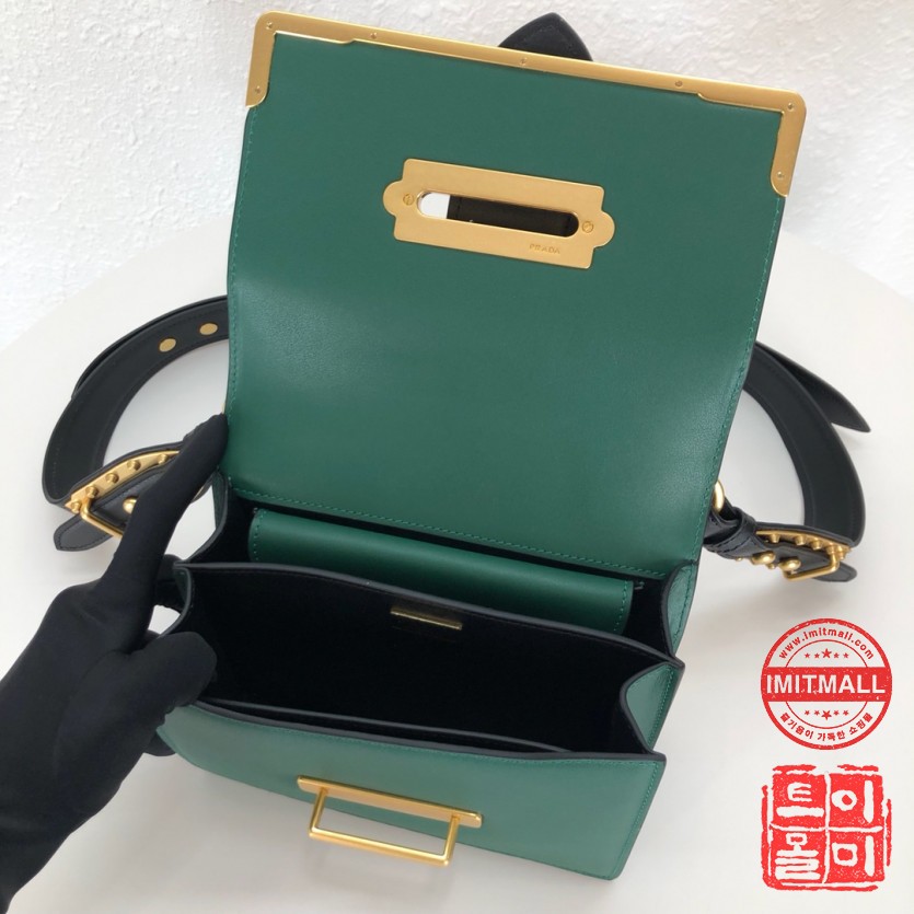 prada_xxxxx_big_00009.jpg